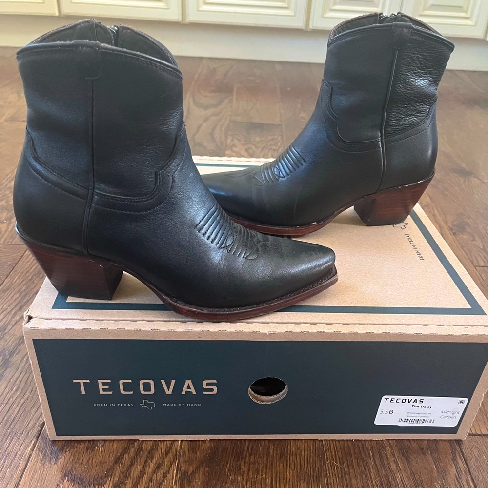 Tecovas the daisy midnight calfskin (black)  size 5.5 (more like a 6)